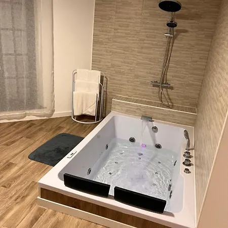 Love hotel Magnifique Loft 35m2 Jacuzzi Rvb Night 1